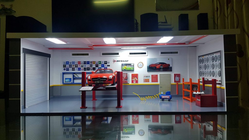 Diorama gara 1:64 có đèn, cầu nâng và xe mô hình màu đỏ