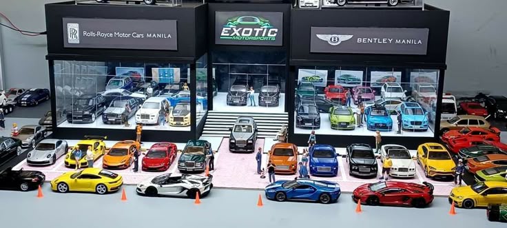 Diorama showroom xe tỉ lệ 1:64 với nhiều xe mô hình xếp phía trước