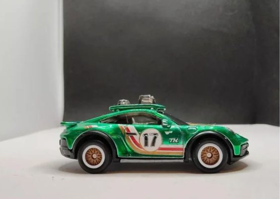 So sánh sơn Spectraflame của STH với sơn Hot Wheels thông thường
