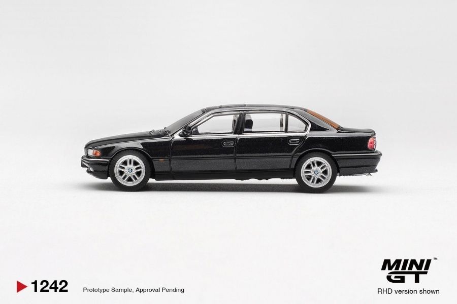 Mini GT MGT01241 BMW 750IL Black Sapphire – ảnh chi tiết 2
