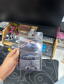 Version Chase - Xe mô hình Mini GT MGT01160 Nissan Skyline GT-R Dark Metal Gray (NISMO BNR34 CRS Version)