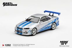 Mini GT MGT01252-BL Nissan Skyline GT-R C-West bạc sọc xanh dương nhìn chéo phía trước, cánh gió xanh, ảnh của hãng